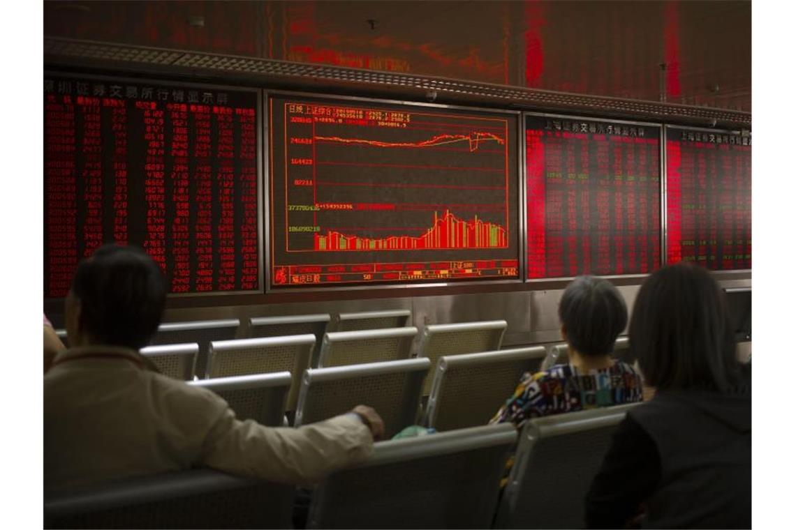 Investoren beobachten in Peking die Aktienkurse. Die USA haben die Sonderzölle auf Wareneinfuhren aus China empfindlich erhöht. Foto: Mark Schiefelbein/AP
