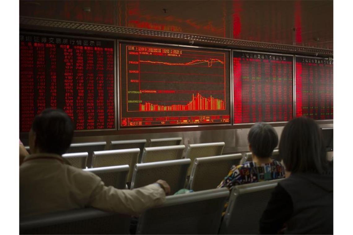 USA bereiten neue Zölle gegen China vor Investoren beobachten in Peking die Aktienkurse. Die USA haben die Sonderzölle auf Wareneinfuhren aus China empfindlich erhöht. Foto: Mark Schiefelbein/AP
