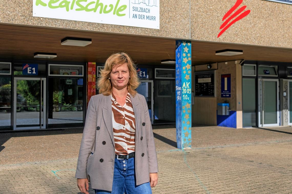 „Inzwischen sind wir richtig modern“, sagt Christine Engel über ihre Schule. Foto: Stefan Bossow