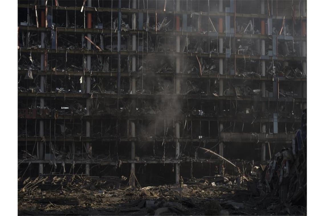 Krieg gegen die Ukraine: So ist die Lage Inzwischen wurden letzte Feuer gelöscht, doch das Einkaufszentrum in Kiew wurde ohnehin durch russische Artillerie völlig zerstört. Foto: Felipe Dana/AP/dpa