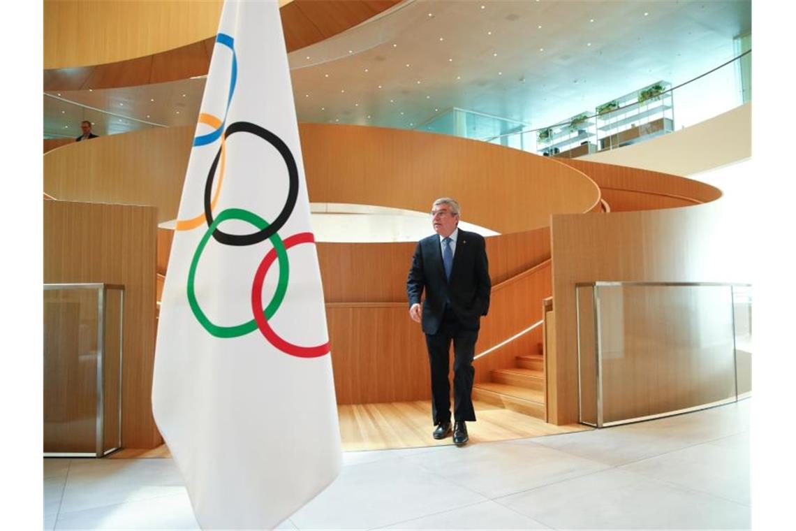 IOC-Präsident Thomas Bach auf dem Weg zu einem Interview. Foto: Denis Balibouse/KEYSTONE/dpa
