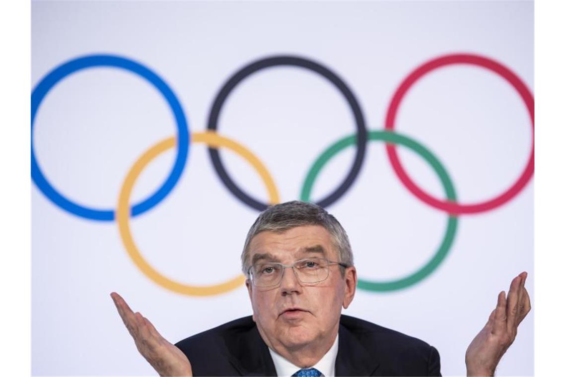 IOC-Präsident Thomas Bach bittet um Verständnis für mögliche Einschnitte bei der Neuorganisation der verlegten Sommerspiele. Foto: Jean-Christophe Bott/KEYSTONE/dpa