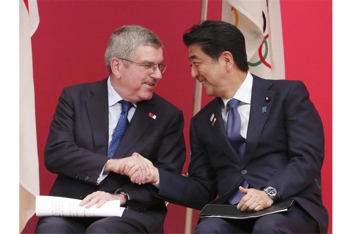 IOC-Präsident Thomas Bach (l) und Japans Ministerpräsident Shinzo Abe wollen über eine mögliche Verschiebung der Olympischen Spiele sprechen. Foto: Koji Sasahara/AP/dpa