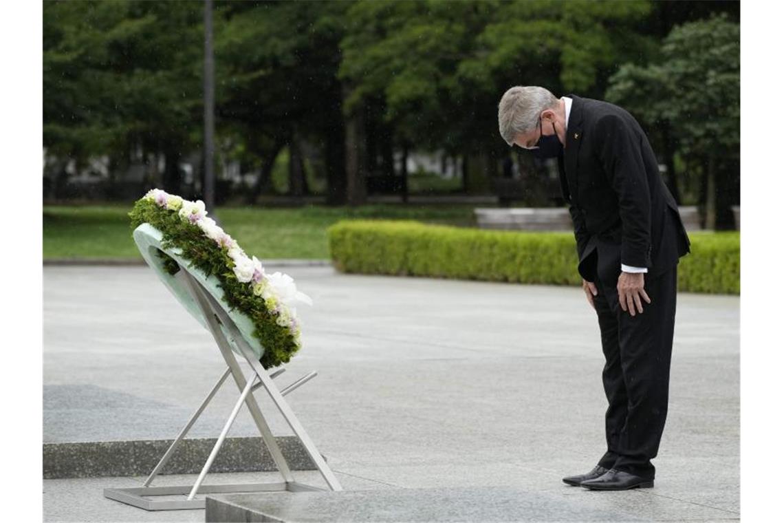 IOC-Präsident Thomas Bach legt während seines Besuchs einen Kranz in Hiroshima nieder. Foto: Eugene Hoshiko/Pool AP/dpa