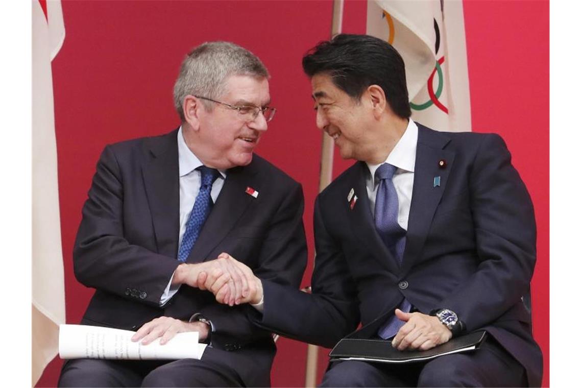 Tokio startet Countdown zu den Olympischen Spielen 2020 IOC-Präsident Thomas Bach und Japans Ministerpräsident Shinzo Abe bei der „One Year to Go Olympic Ceremony“. Foto: Koji Sasahara/AP