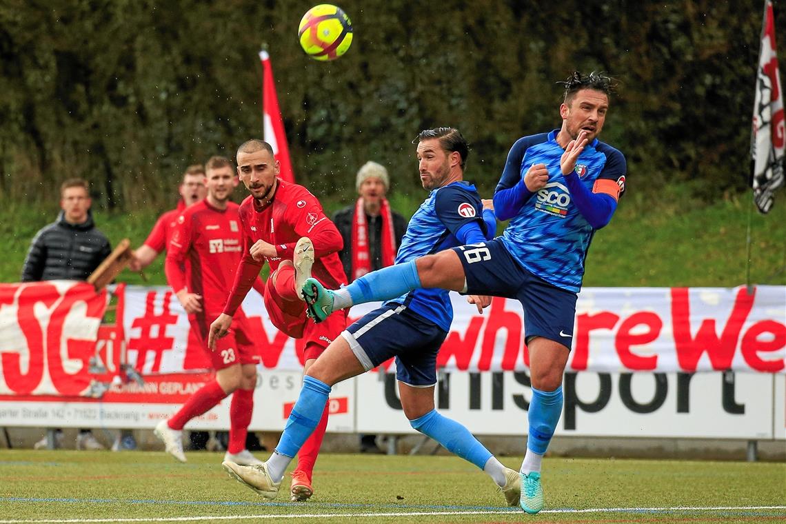 Iosif Maroudis (beim Schuss) hat den Backnanger Führungstreffer auf dem Fuß. Foto: A. Becher