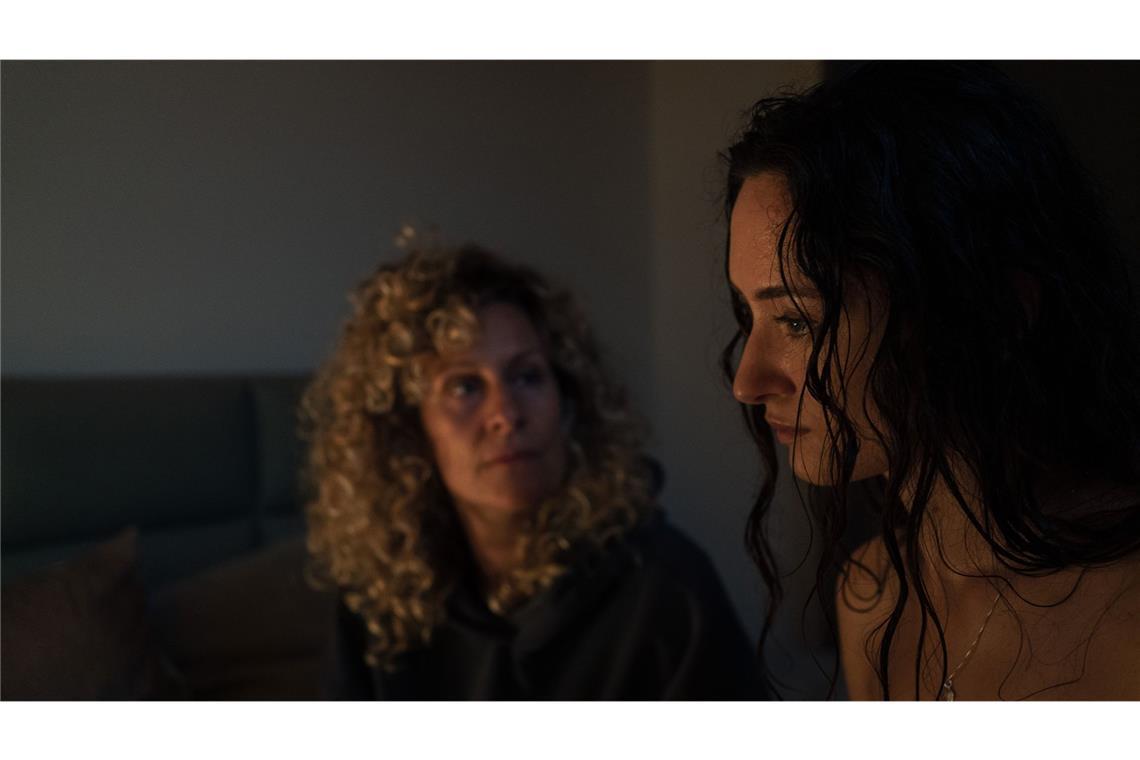 Ira Klasnić (Alessija Lause, l) öffnet sich Maria Novak (Lorena Jurić, r) und berichtet von ihren eigenen Erfahrungen aus dem Krieg.