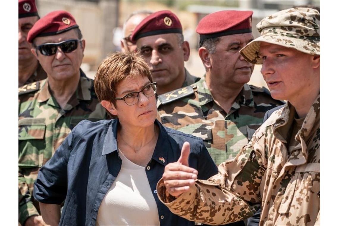 Irak-Besuch: Verteidigungsministerin Annegret Kramp-Karrenbauer spricht in Bnaslawa mit einem Soldaten der Bundeswehr, der die Ausbildung kurdischer Peschmerga im nordirakischen Kurdengebiet unterstüzt. Foto: Michael Kappeler/dpa