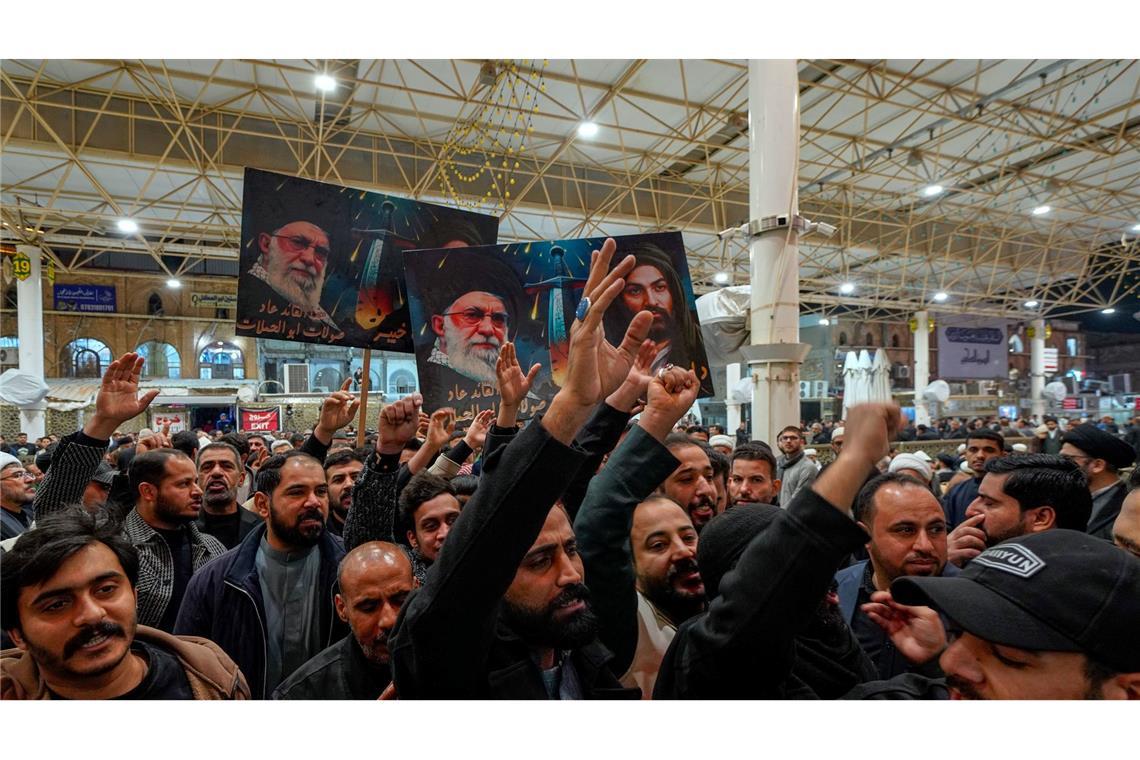 Irakische Schiiten halten Bilder des iranischen Obersten Führers Chamenei.