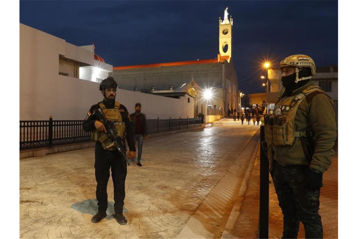 Irakische Sicherheitskräfte patrouillieren vor der Kirche der Unbefleckten Empfängnis in Qaraqosh während der Vorbereitungen auf den bevorstehenden Besuch des Papstes. Foto: Hadi Mizban/AP/dpa