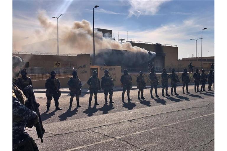 Irakische Sicherheitskräfte postieren sich vor der US-Botschaft in Bagdad. Foto: Qassim Abdul-Zahra/AP/dpa