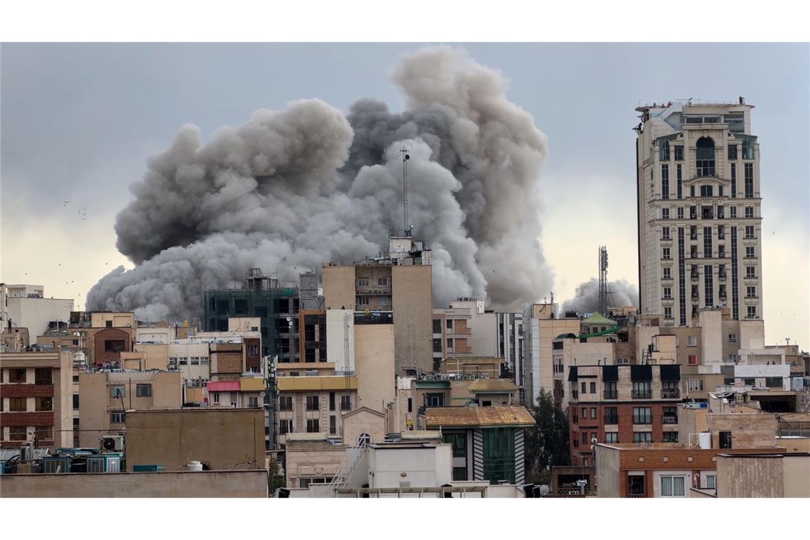 Iran-Krieg - Eine Rauchwolke steigt nach einer Explosion in Teheran auf.