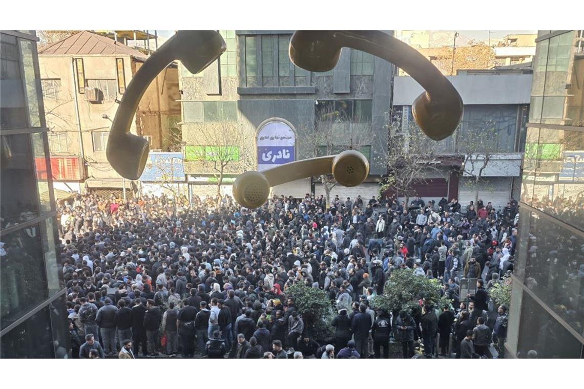 Iran, Teheran: Demonstranten demonstrieren gegen die schlechten wirtschaftlichen Bedingungen in Teheran.