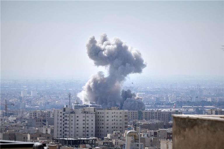 Iran, Teheran: Eine Rauchwolke steigt nach einer Explosion in Teheran auf (Archivbild).