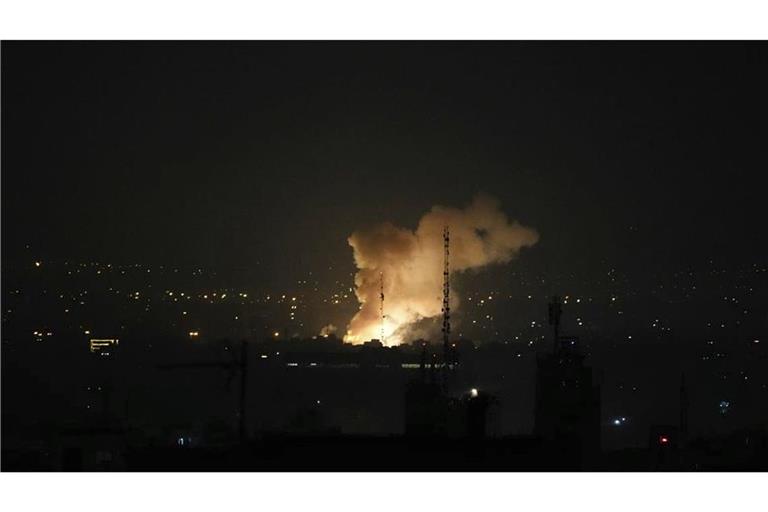 Iran, Teheran: Nach einer Explosion in Teheran steigt Rauch auf.