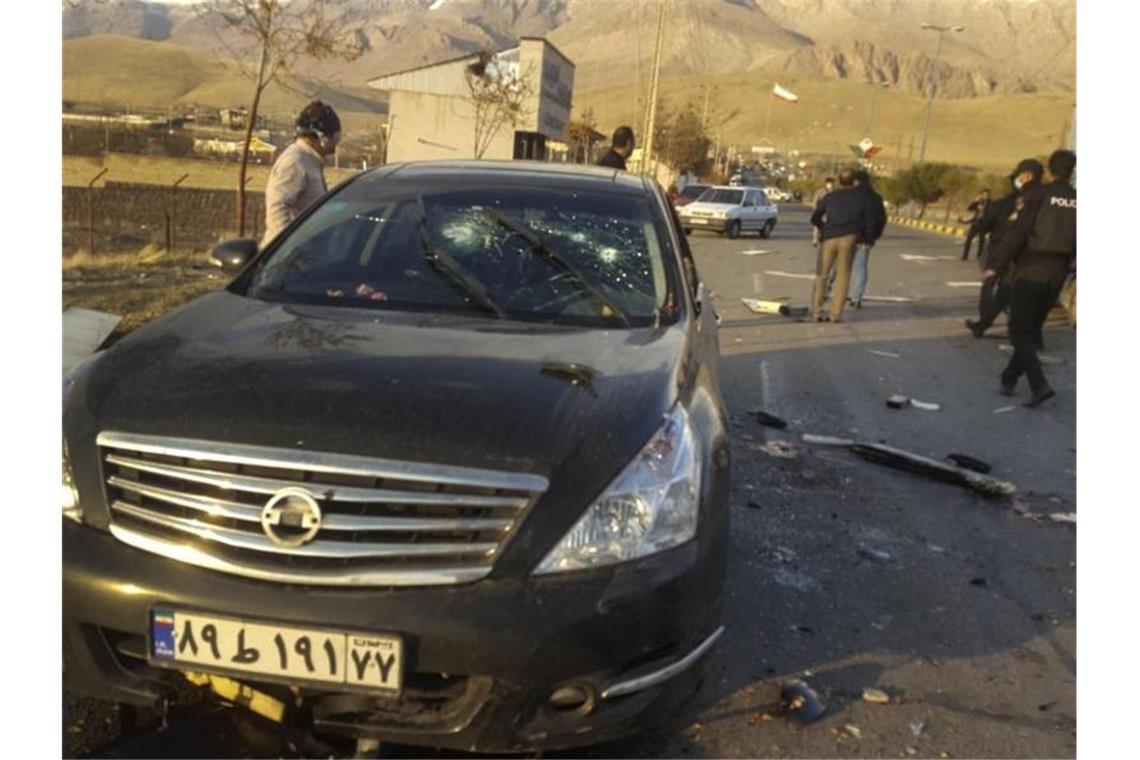 Iranischer Atomphysiker und Raketenspezialist ermordet Iran zufolge zufolge wurde der Atomphysiker „von Terroristen“ in seinem Wagen angeschossen und schwer verletzt. Er sei später im Krankenhaus seinen Verletzungen erlegen. Foto: Uncredited/Fars News Agency/AP/dpa