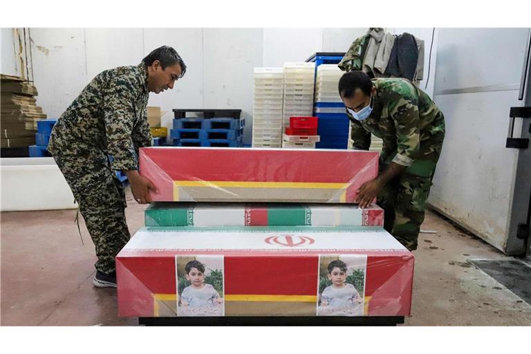 Iraner bereiten die Särge für Kinder vor, die bei dem Angriff auf die Schule in Minab starben.