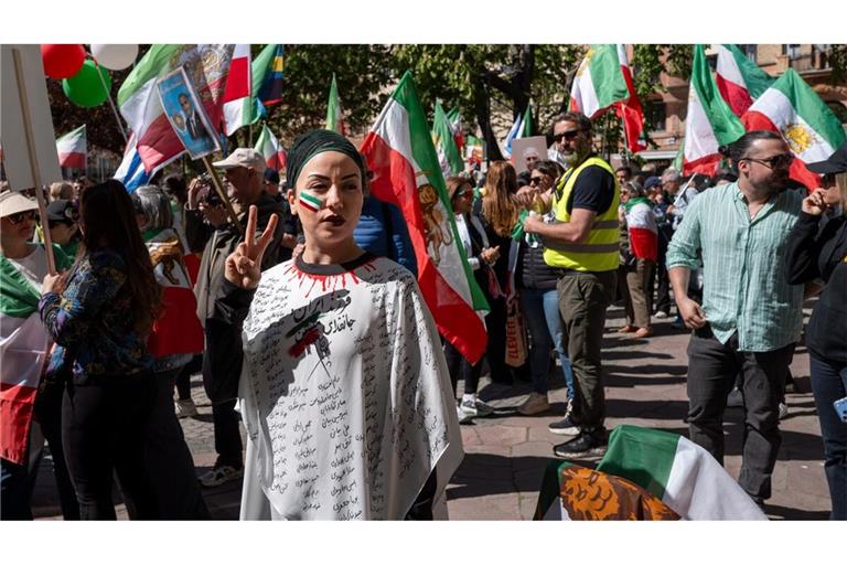 Iranische Demonstranten protestieren in Stockholm gegen Hinrichtungen im Iran.