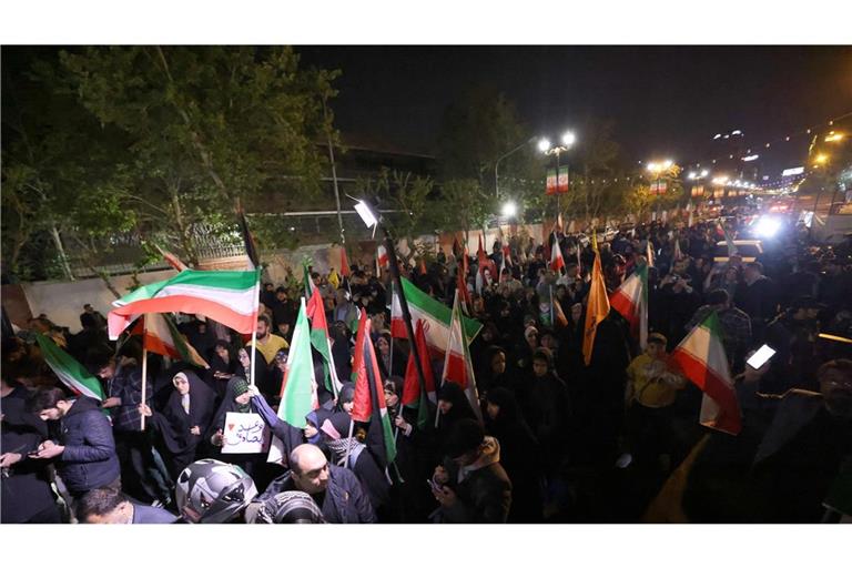 Iranische Demonstranten vor der britischen Botschaft in Teheran am Sonntag.