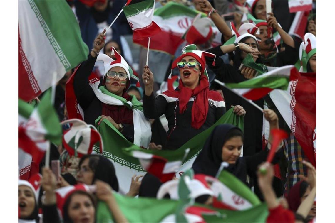 Iranische Frauen feiern auf der Tribüne im Asadi Stadion in Teheran den 14:0-Sieg ihrer Mannschaft. Foto: Vahid Salemi/AP/dpa