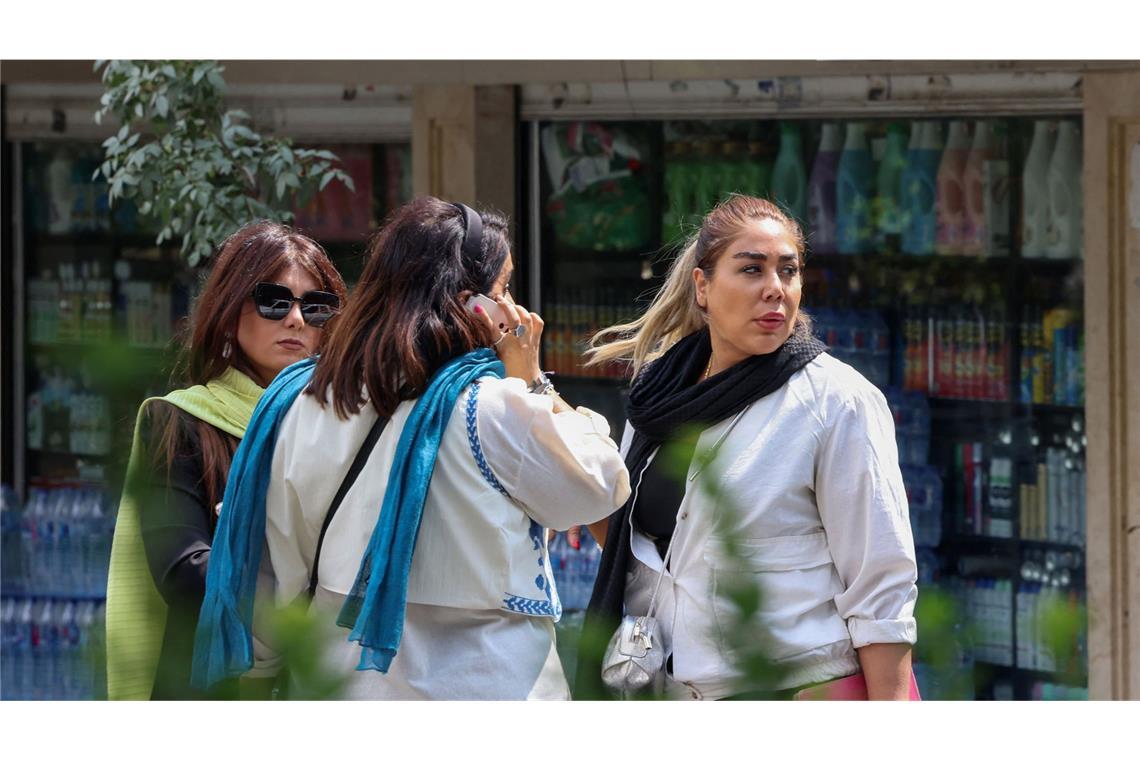 Iranische Frauen nutzen die Schwäche des Regimes und zeigen sich gerade immer häufiger ohne Kopftuch.
