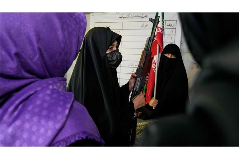 Iranische Frauen unter Waffen - und schulen andere an Kalaschnikows.