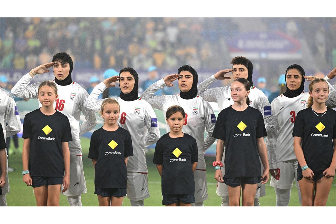 Iranische Fußballerinnen salutieren bei der Nationalhymne vor dem Spiel gegen Australien.