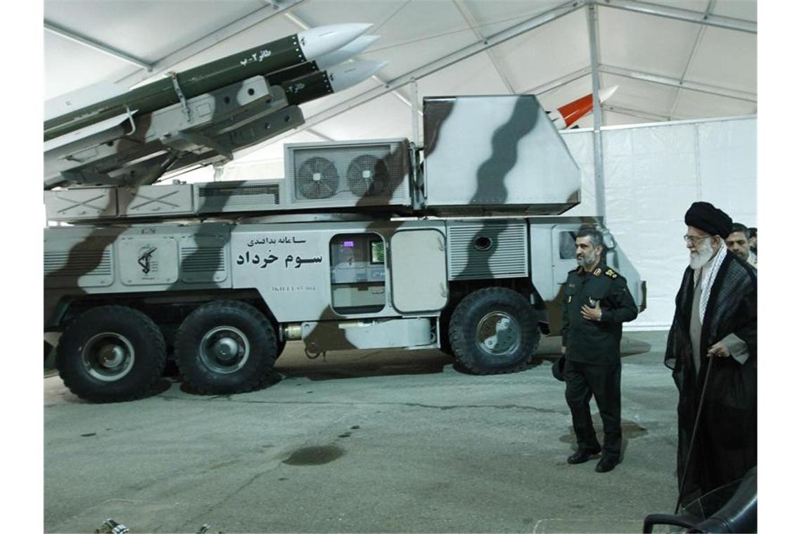 Iran lehnt Gespräche mit USA ab Iranische Waffen: Ajatollah Ali Chamenei (r), geistlicher Führer des Iran, in einer Ausstellung der Luft- und Raumfahrtdivision der Revolutionsgarde. Foto: Office of the Iranian Supreme Leader/AP