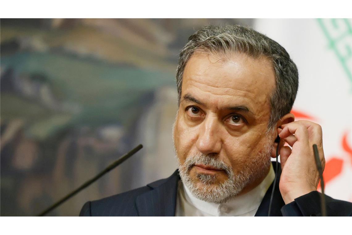 Irans Außenminister Araghtschi spricht eine deutliche Warnung aus. (Archivbild)