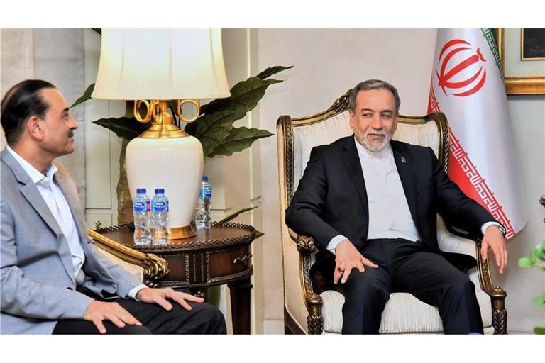 Irans Außenminister Araghtschi spricht mit den pakistanischen Vermittlern.