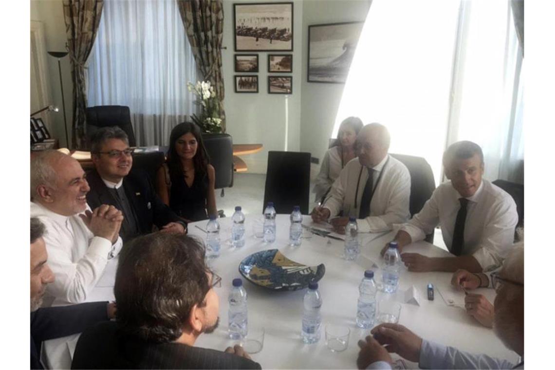 Irans Außenminister Mohammad Dschawad Sarif (l) beim Treffen in Biarritz mit Frankreichs Präsident Emmanuel Macron (r). Foto: Uncredited/Twitter account of Javad Zarif/AP