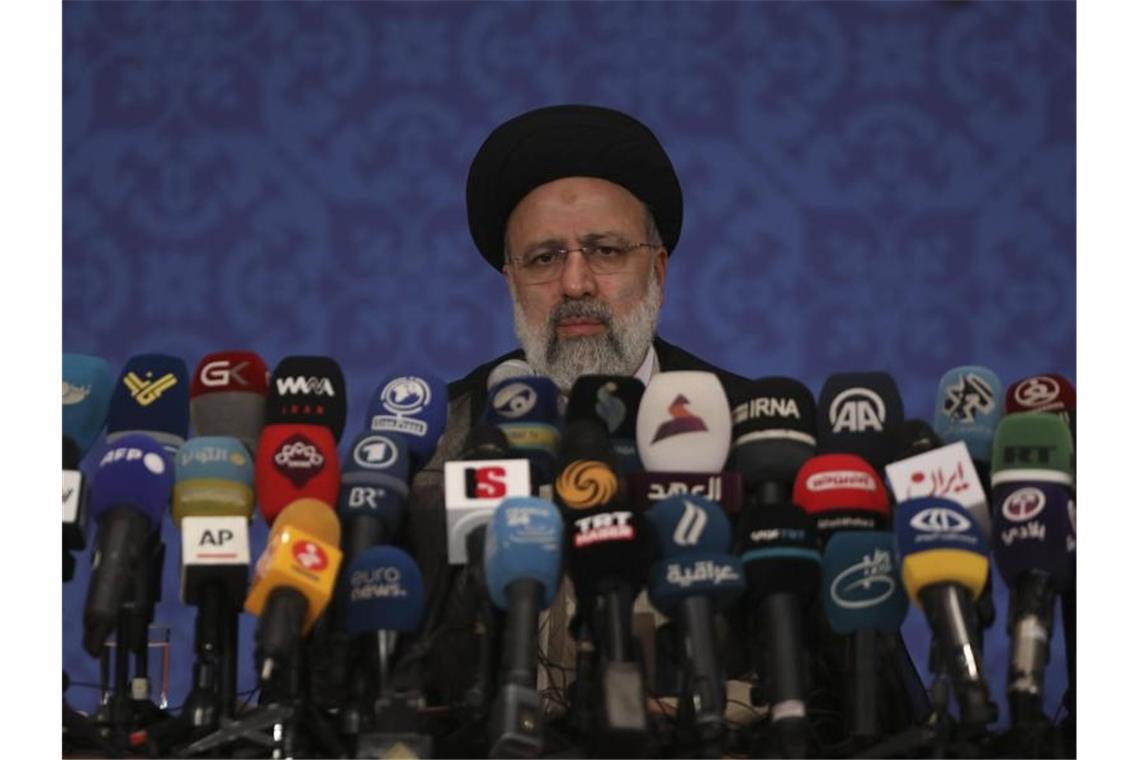Irans designierter Präsident Ebrahim Raeissi gibt eine Pressekonferenz. Foto: Vahid Salemi/AP/dpa