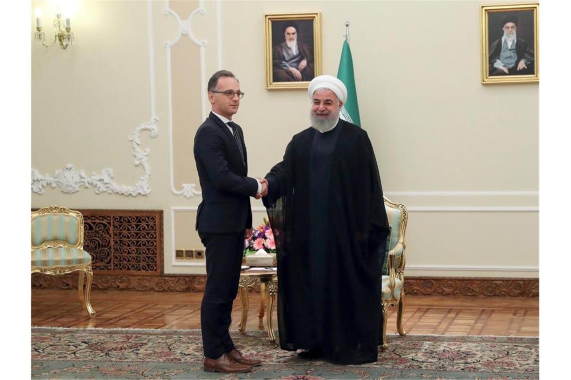 Krise nuklearer Abrüstung: Maas sieht Weltfrieden in Gefahr Irans Präsident Hassan Ruhani begrüßt Deutschlands Außenminister Heiko Maas in Teheran. Foto: Ebrahim Seydi/Iranian Presidency