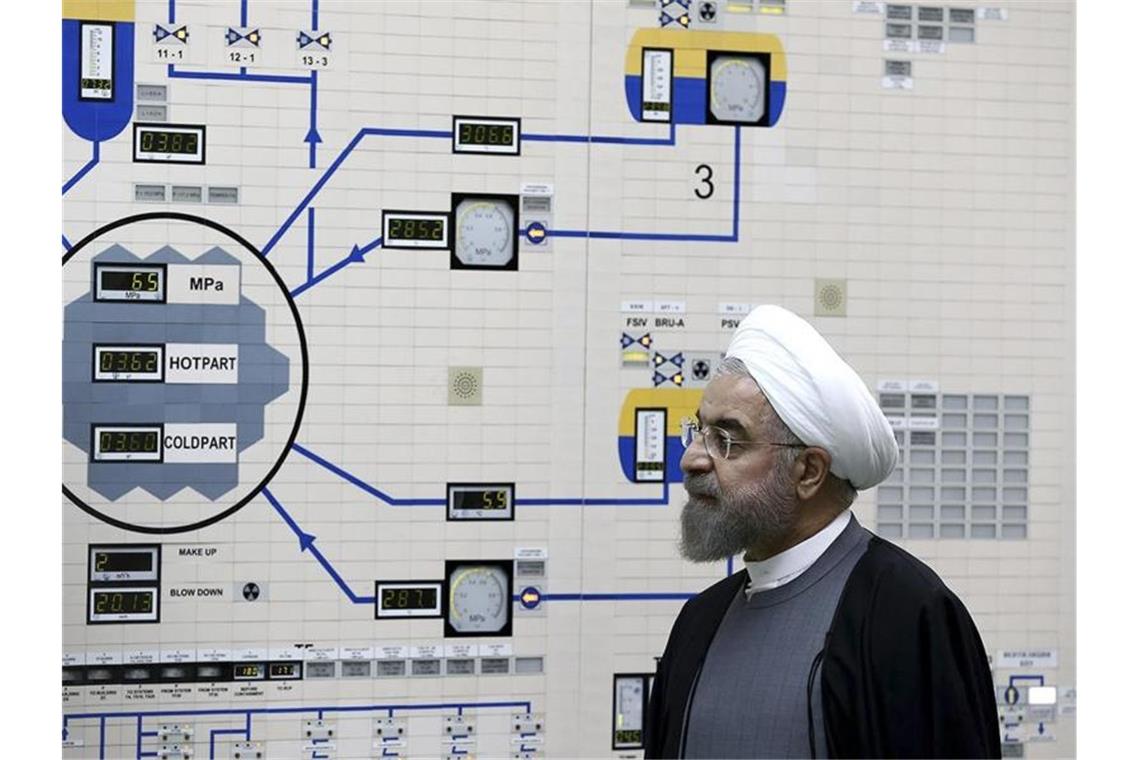 Irans Präsident Hassan Ruhani besucht das Atomkraftwerk Buschehr (Archiv). Das Atom-Abkommen von 2015 hatte eine Obergrenze von niedrig angereichertem reinem Uran bei 200 Kilogramm festgeschrieben. Foto: Mohammad Berno/Iranian President's Office/AP/dpa