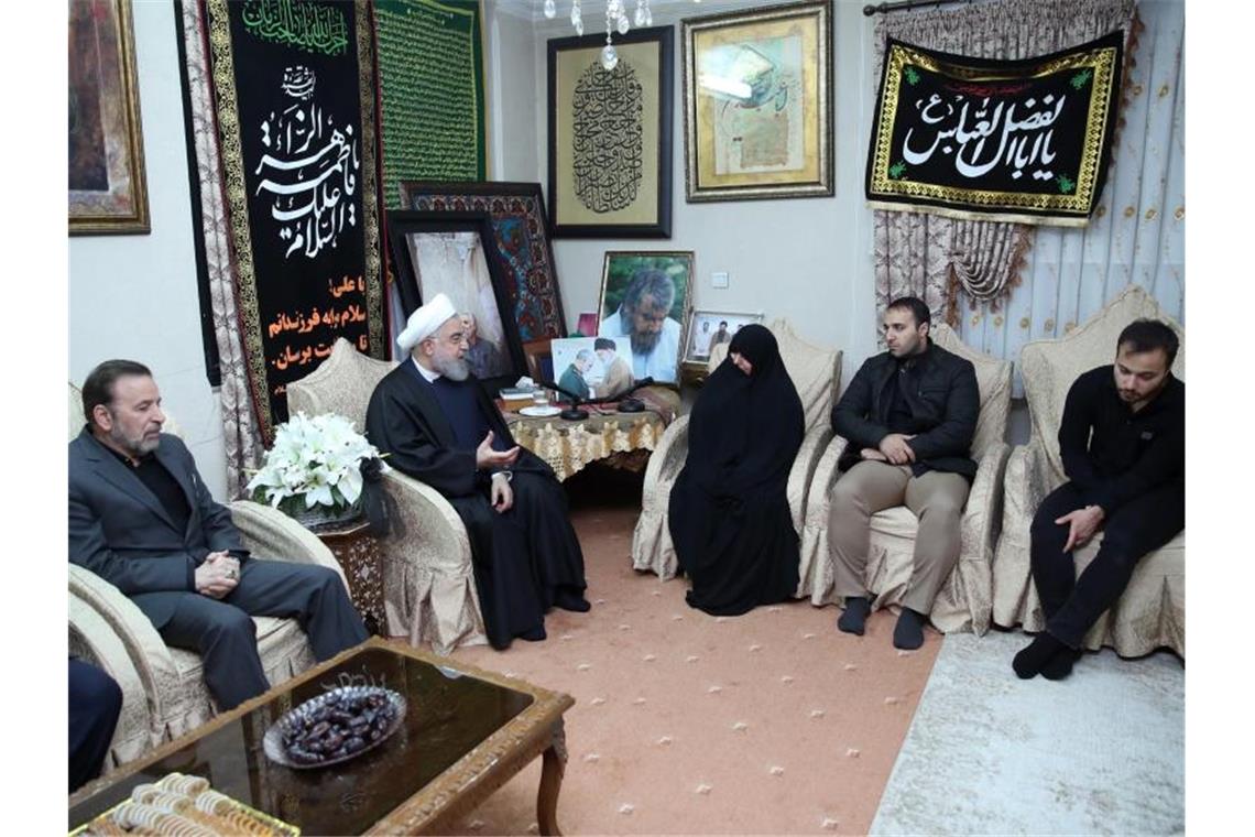 Irans Präsident Hassan Ruhani während eines Treffens mit der Familie von Ghasem Soleimani in Teheran. Foto: Iranian Presidency/dpa