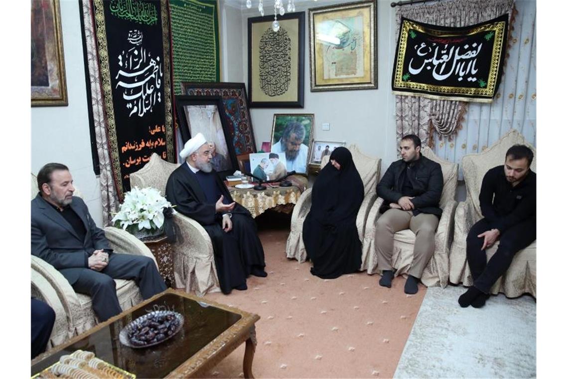 Tausende bei Trauerzug für General Soleimani in Bagdad Irans Präsident Hassan Ruhani während eines Treffens mit der Familie von Ghasem Soleimani in Teheran. Foto: Iranian Presidency/dpa