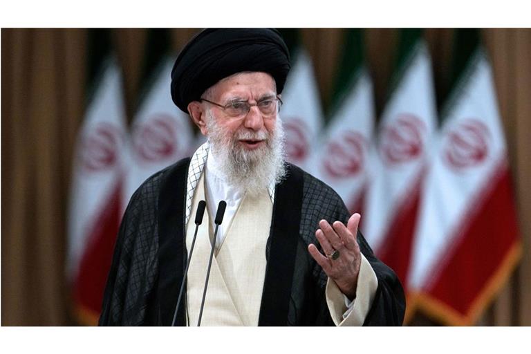 Irans Regimechef Ajatollah Ali Chamenei warnt Amerika davor, anzugreifen.