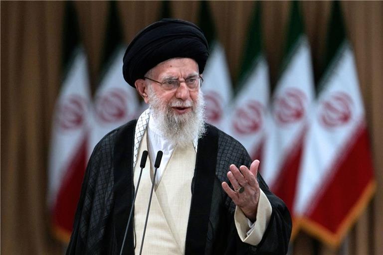 Irans Staatsoberhaupt Ajatollah Ali Chamenei kündigt an, Israel müsse mit „einer harten Bestrafung“ rechnen.