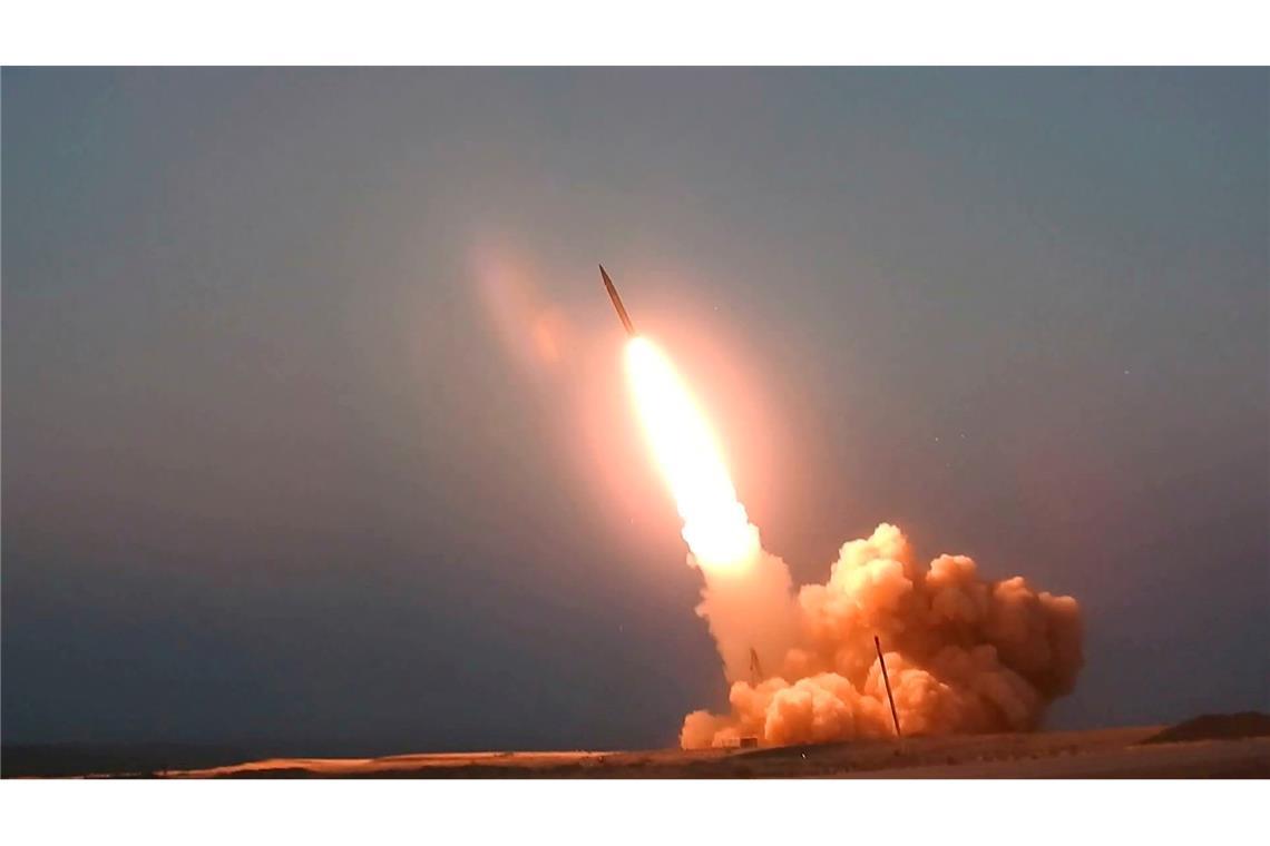 Irans Streitkräfte haben eigenen Angaben zufolge 700 Raketen auf Ziele in Israel und US-Stützpunkte gefeuert.
