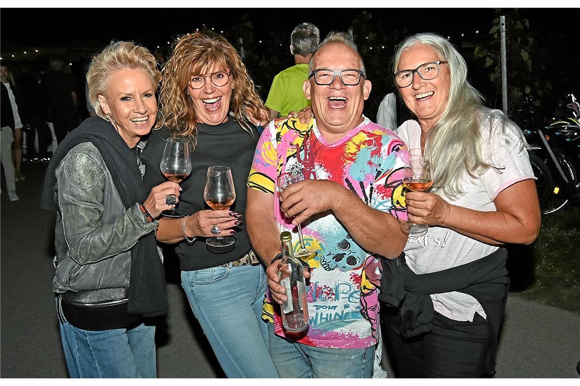 Irena, Geli, Jochen und Vera (von links) haben sichtlich Spaß. Kelter. Wein. Ber...