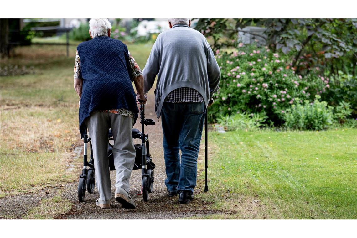Anders gehen bei Knie-Arthrose könnte helfen Irgendwann geht es für viele mit Arthrose nicht mehr ohne - nicht ohne Schmerzen, nicht ohne Gehilfe. (Symbolbild)