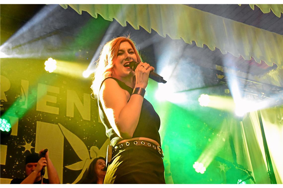 Irina Kühn von FRIENDLY ELF auf der Bühne in der Festhalle. 2. WINTER ROCK NIGHT...