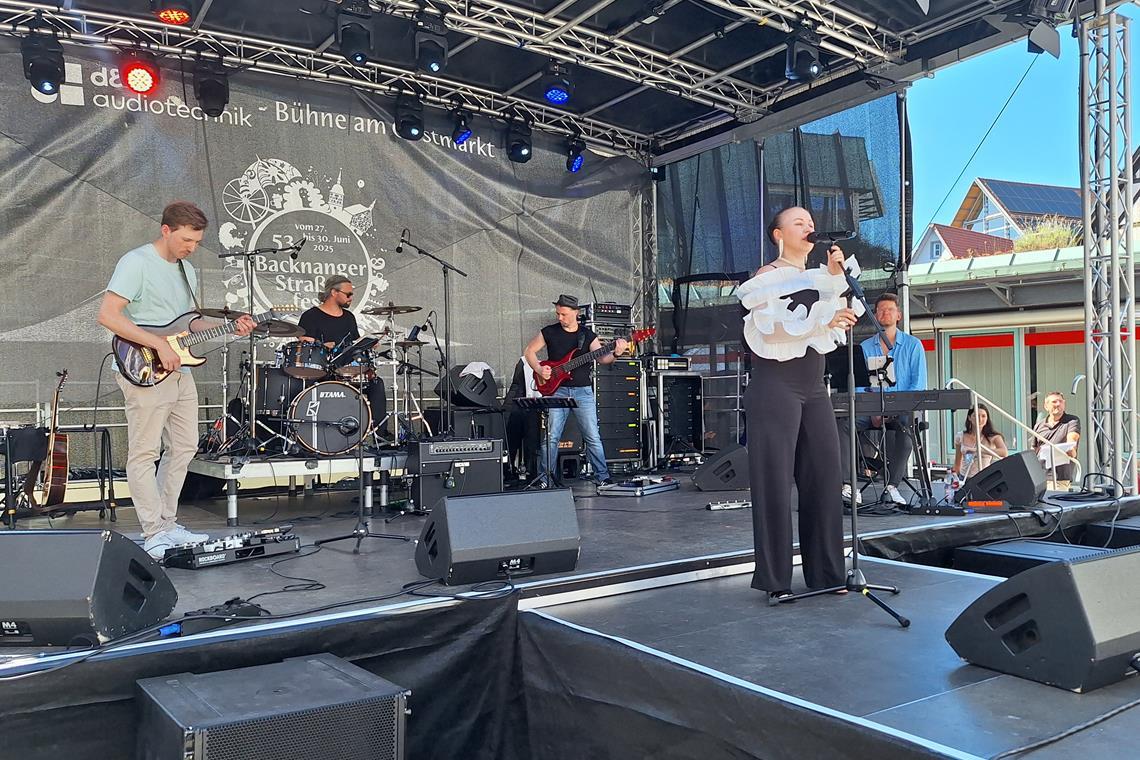 Der Live-Blog zum 53. Backnanger Straßenfest: Mit dem Zapfenstreich klingt das Fest aus Irina Schenfeld beschließt das Nachwuchsfestival als Startnummer 11. Foto: Kai Wieland