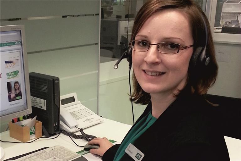 Iris Grundmann und ihr Team sind im Waiblinger Servicecenter immer häufiger telefonisch im Einsatz, dafür kommen weniger Versicherte persönlich vorbei. Foto: AOK Rems-Murr