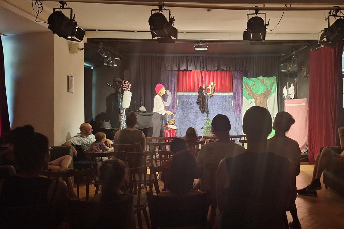 Iris Guggenberger verwandelt sich beim beim Märchen-Mitmachtheater zunächst in den Wolf, dann in die Großmutter und schließlich in das Rotkäppchen.