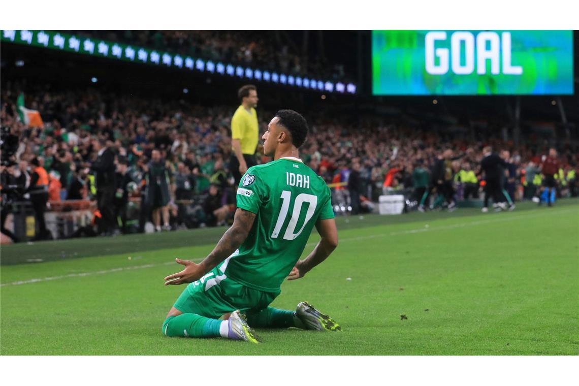 Irlands Adam Idah jubelt nach seinem Tor zum 2:2.