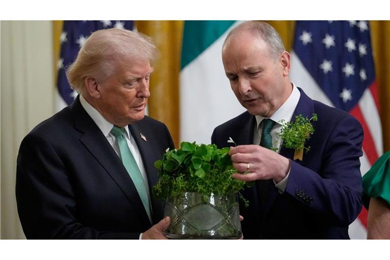 Irlands Premierminister Micheál Martin (r) überreicht US-Präsident Donald Trump eine Schale mit Kleeblättern .
