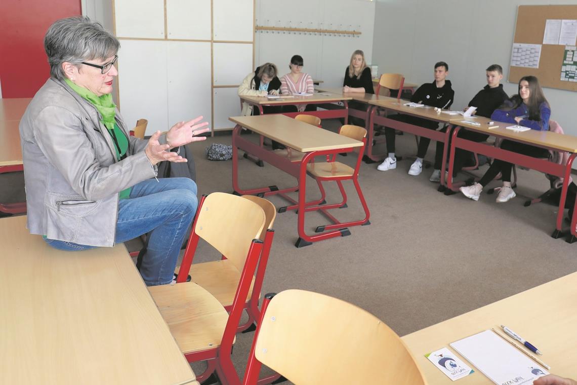 Politisches Speeddating in Weissach Irmgard Hestler von der SPD ist eine der Politikerinnen, die sich beim Speeddating den Fragen der Schüler stellt. Foto: A. Becher