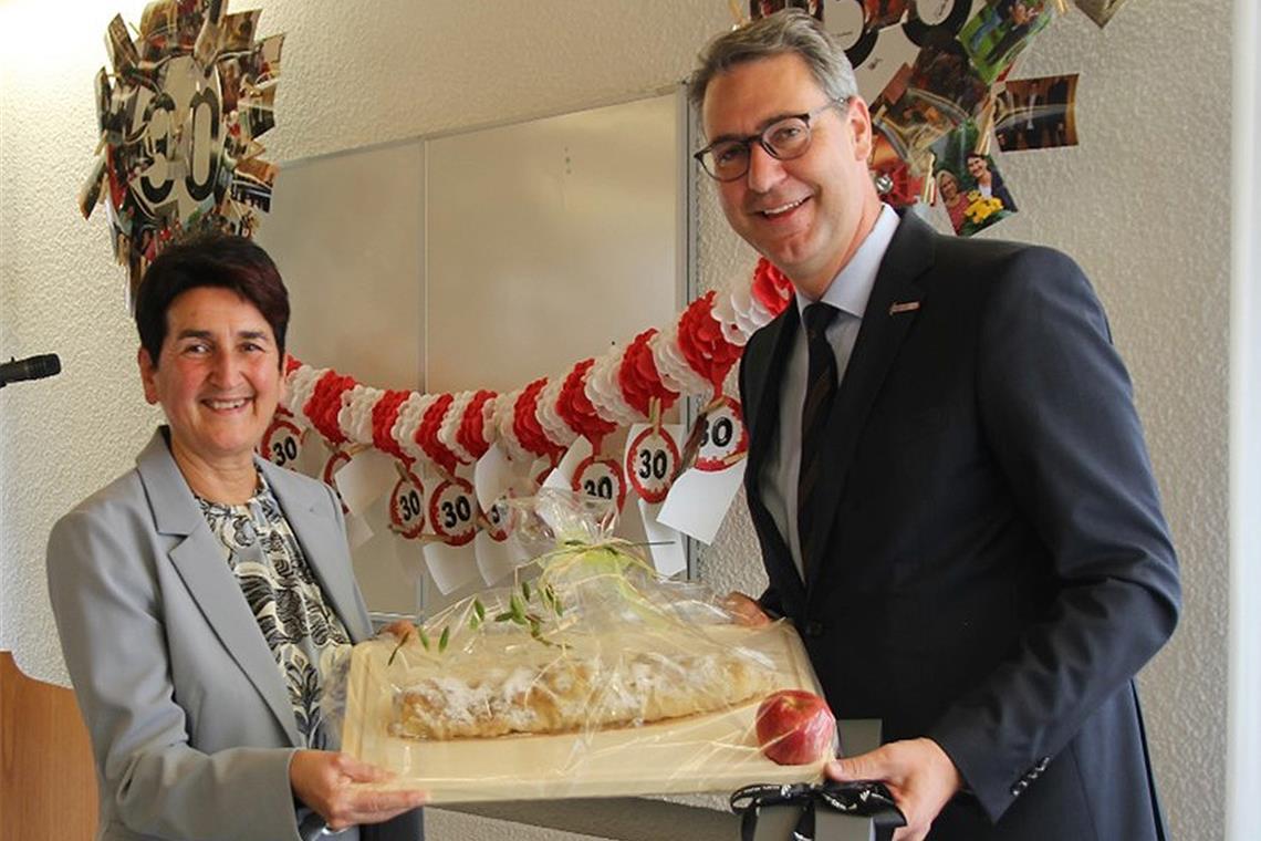 Irmtraud Wiedersatz ist seit 30 Jahren Bürgermeisterin in Burgstetten, wozu Landrat Richard Sigel sie beglückwünscht.