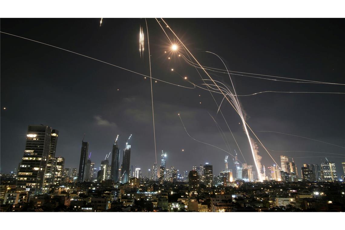 Bilder des Tages Iron Dome im Einsatz: Israel fängt iranische Raketen ab